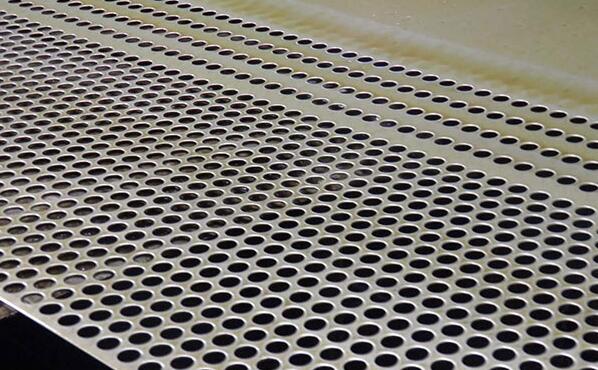 鋼板沖孔網在沖孔的時候要注意的問題 鋼板沖孔網在沖孔的時候要注意的問題